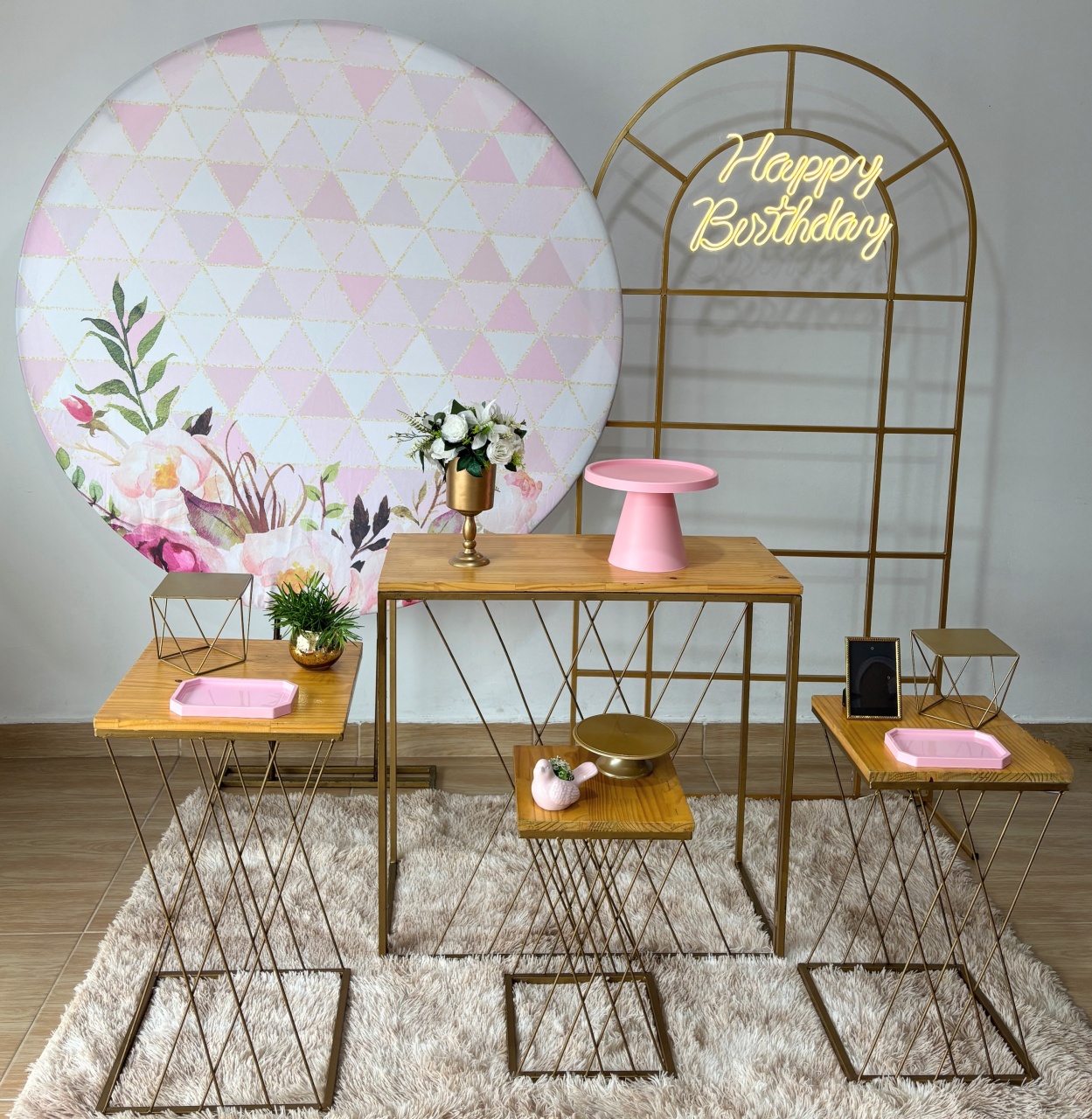 Floral Dourado Com Mesas Quadradas - Gi Festas  Pegue e Monte