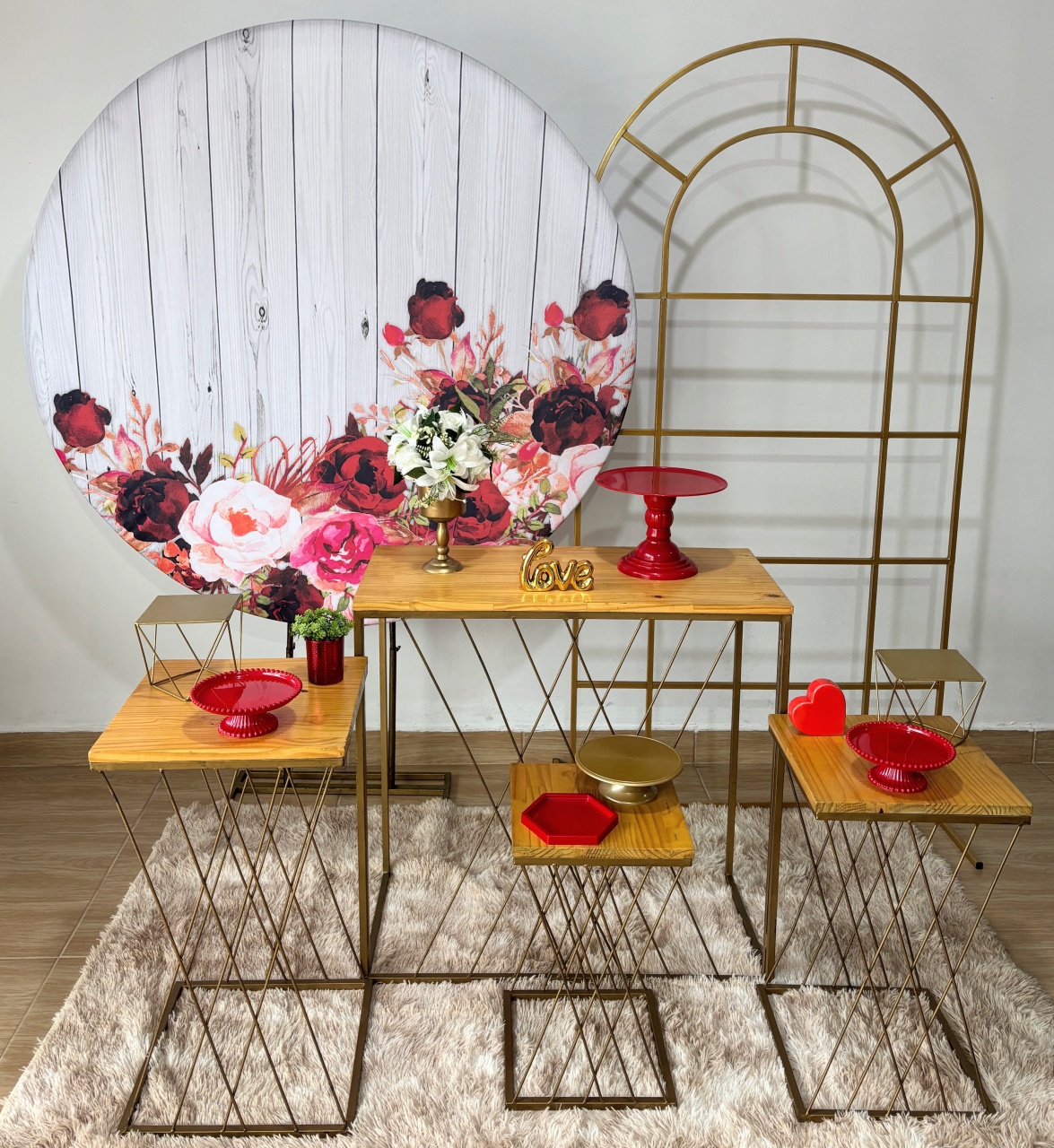 Floral Vermelho Com Mesas Quadradas - Gi Festas  Pegue e Monte
