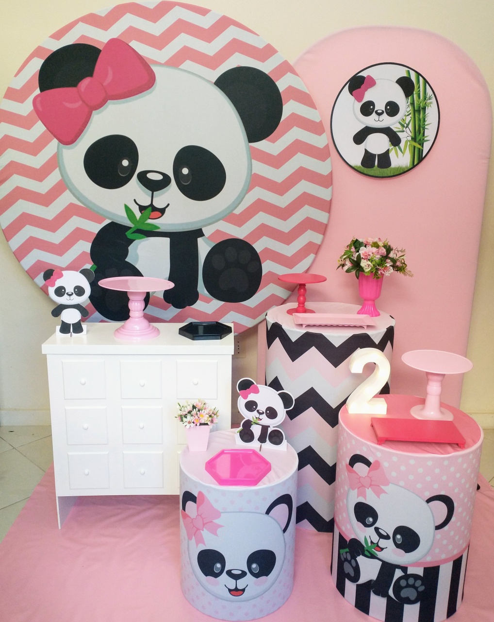 Urso Panda Com Cômoda E Painel Romano - Gi Festas  Pegue e Monte