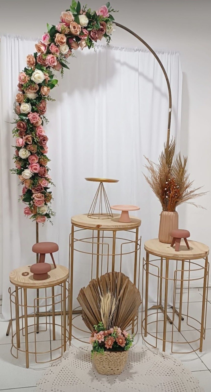 Kit Arco Floral Rosé Cilindros Dourado Composição - Inspire Festas