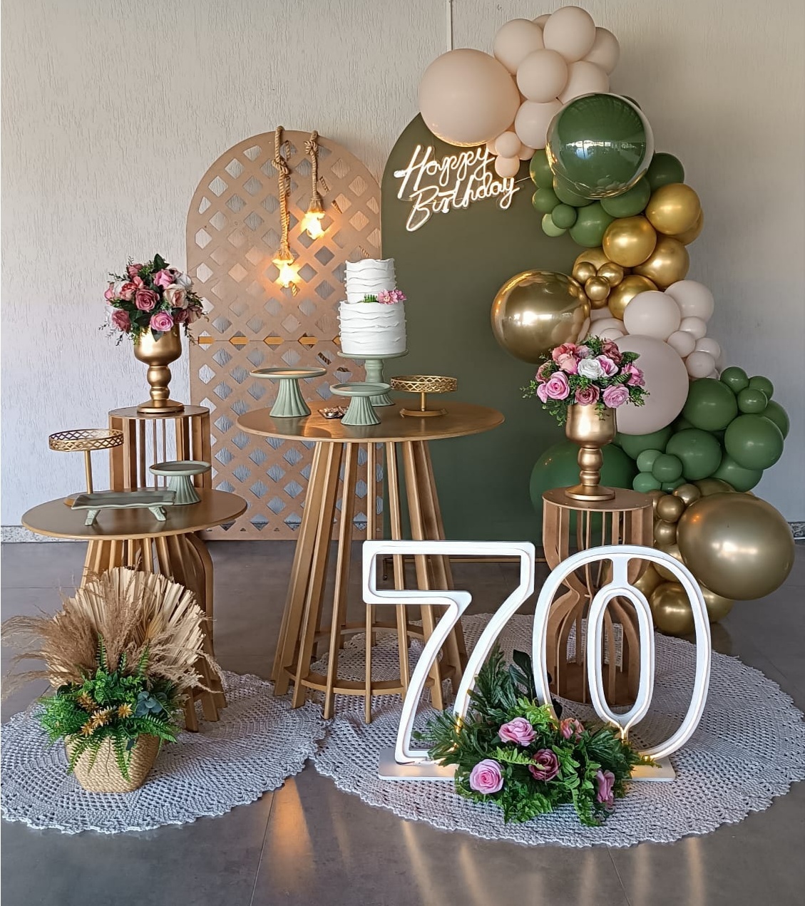 Kit Romano Verde Oliva Com Painel Treliça Composição (Sem Balões) - Inspire Festas