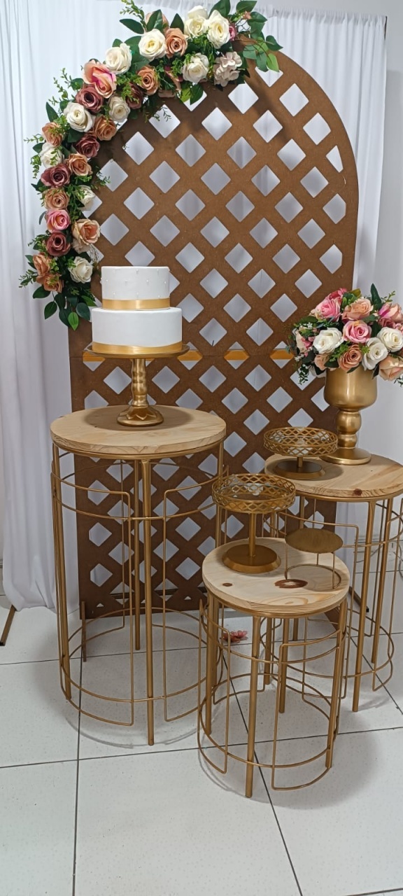Kit Arco Floral Cilindro Dourado Painel Ripado Composição - Inspire Festas