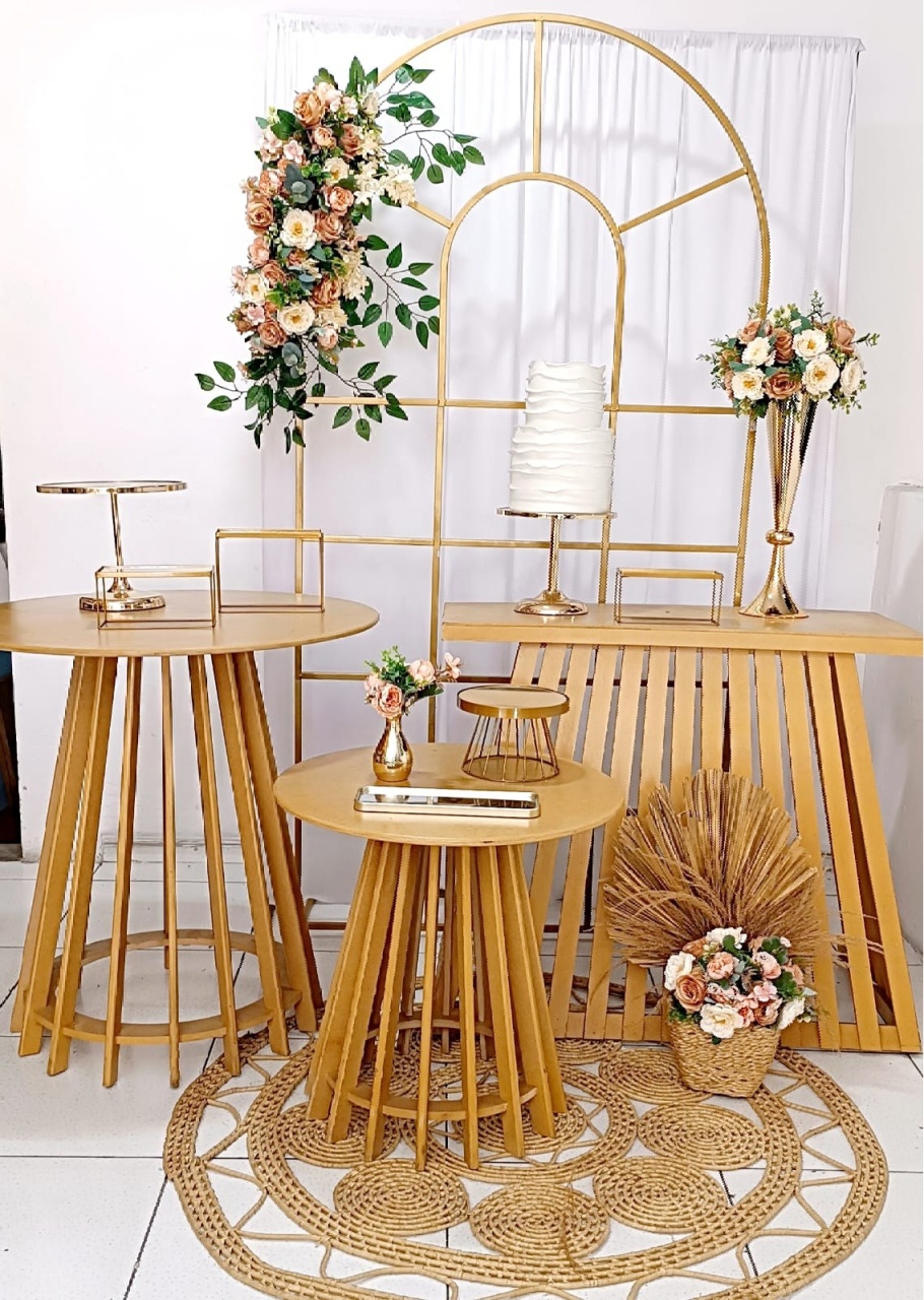 Kit Portal Dourado Com Flores Mesa Rústica Composição - Inspire Festas