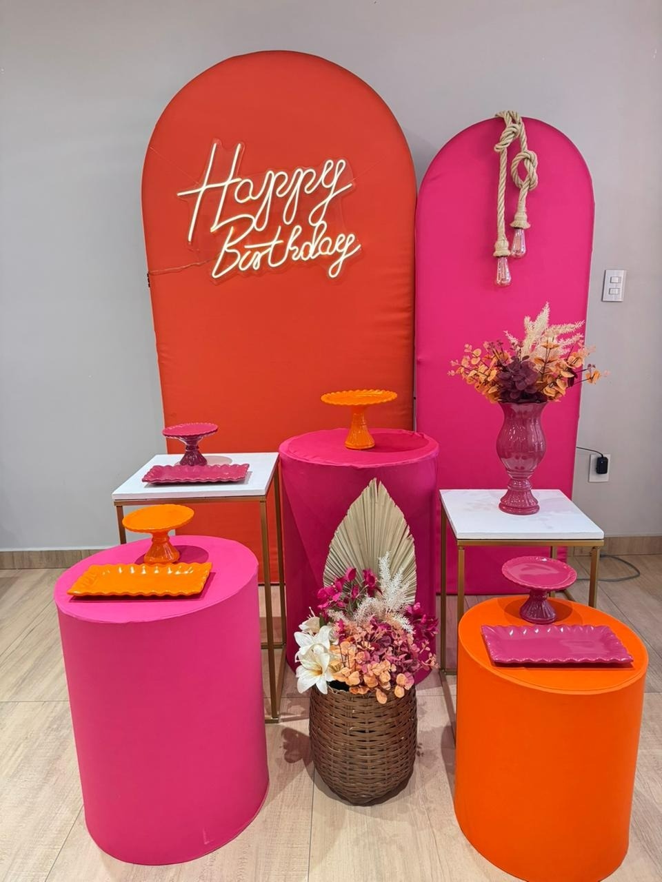 Composição 2 Painéis Romano Laranja E Pink Com Pendentes Cilindros E Mesas de Ferro - Felicittà Festas