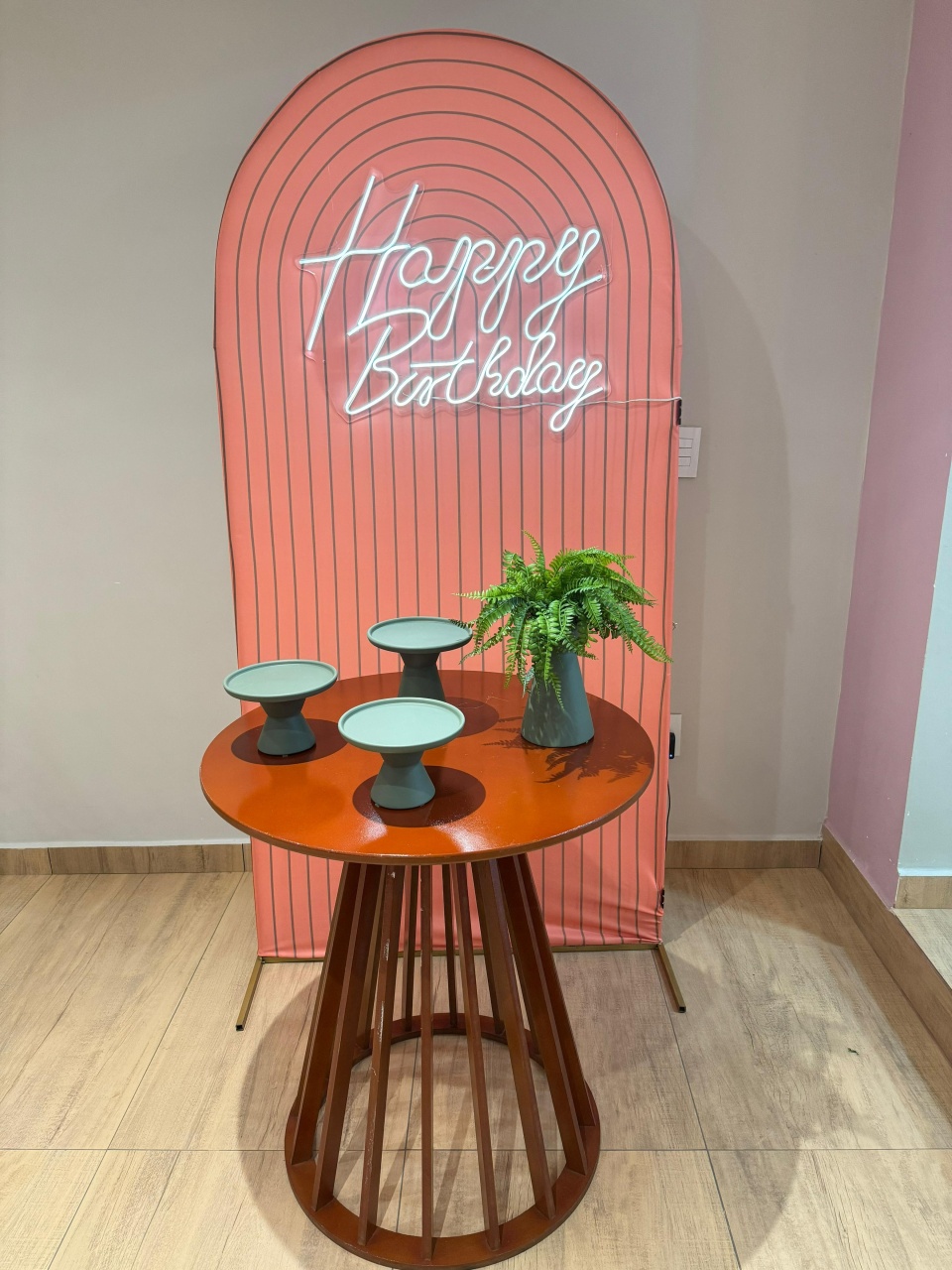 Composição Mesa Marrom Painel Verde Salmão - Felicittà Festas