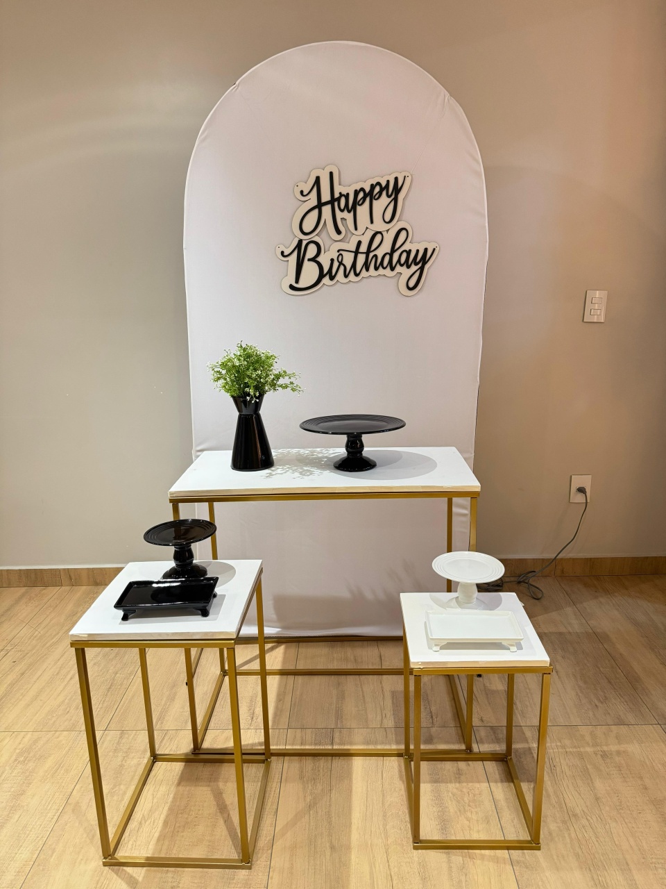 Composição Mesas de Ferro Painel Branco - Adulto - Felicittà Festas