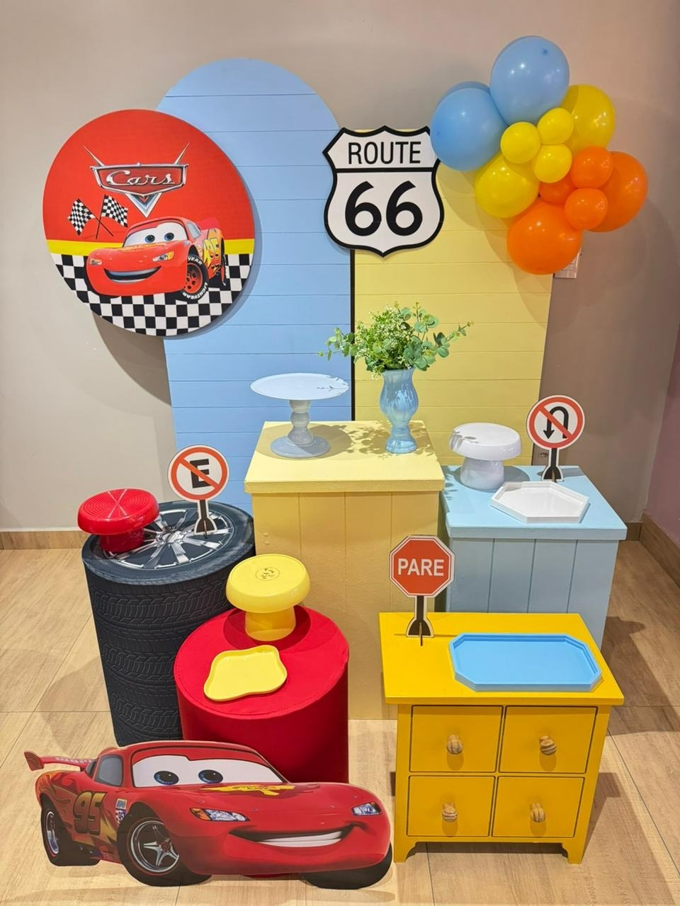 Relâmpago Mcqueen - Carros Com Painéis Degradê Com Mesinhas Ripadas - Felicittà Festas
