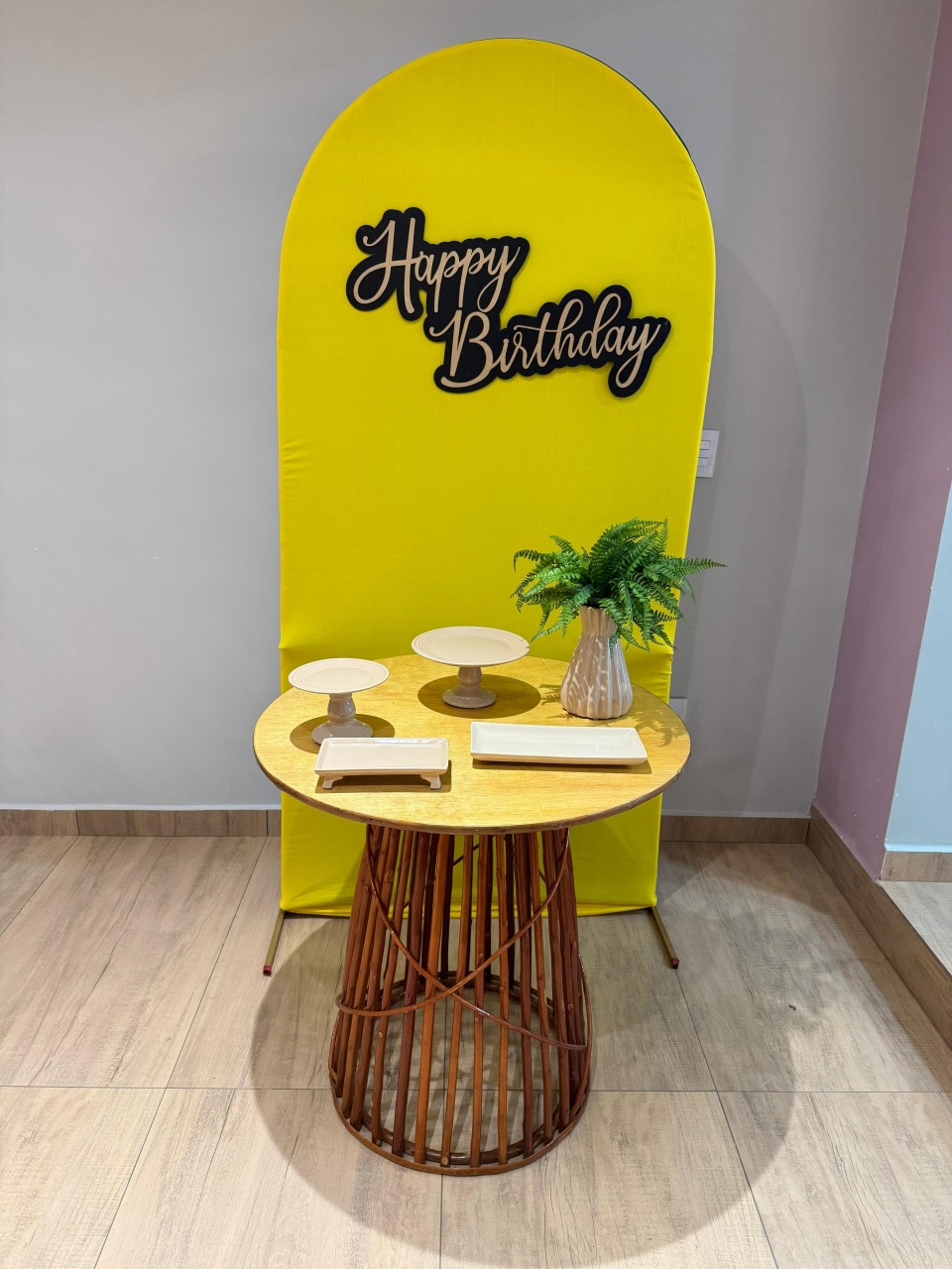 Composição Mesa de Vime Cone Com Painel Amarelo - Felicittà Festas