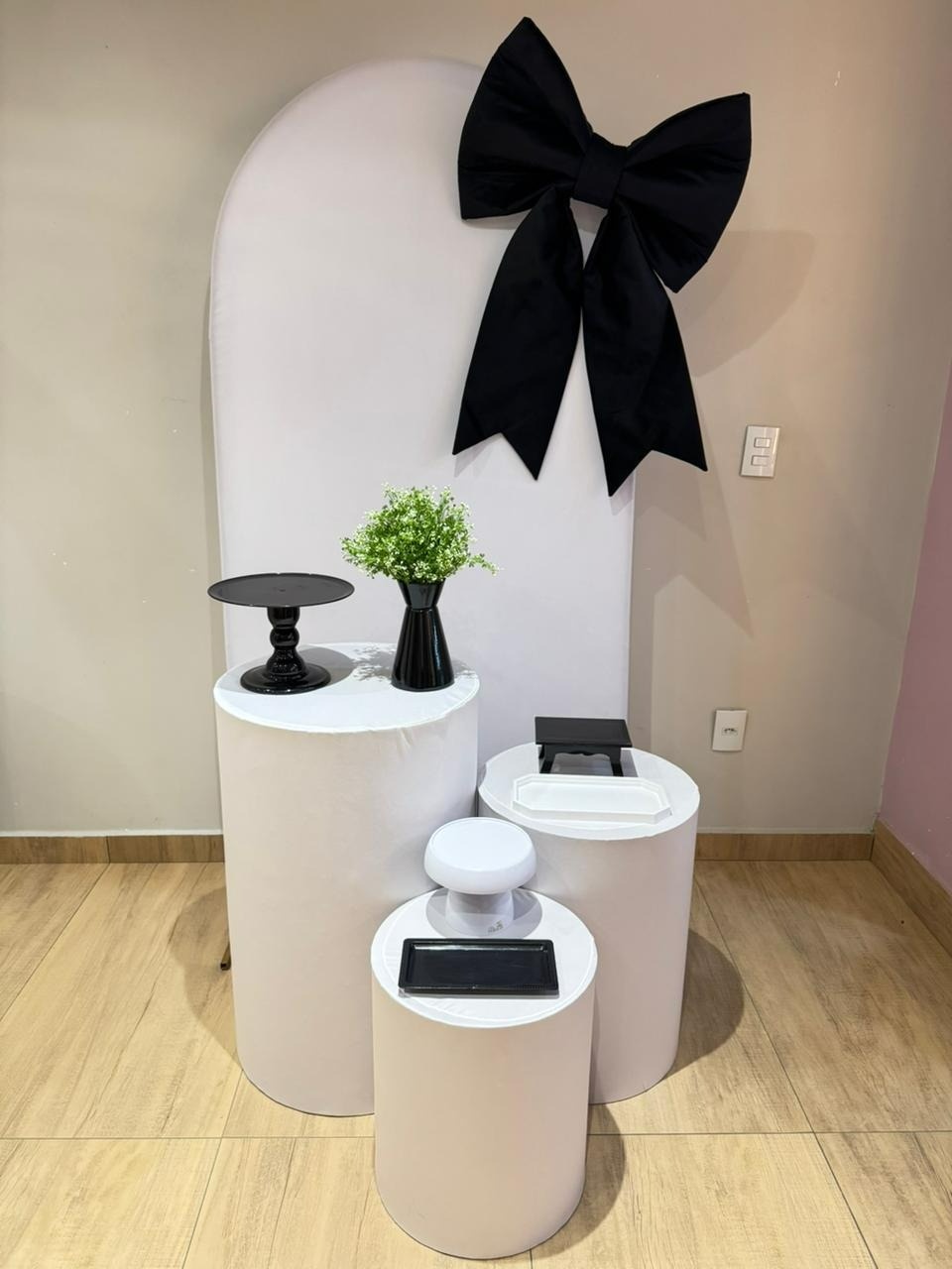 Composição Laço Preto Painel Romano Branco Cilindros Brancos - Felicittà Festas