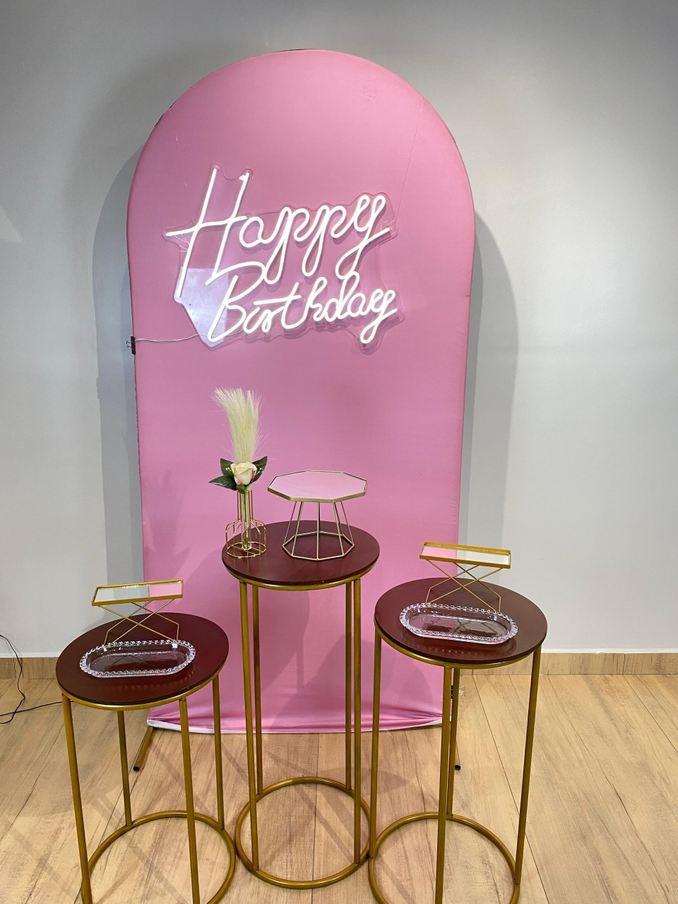 Composição Painel Rosa Mesas de Ferro Adulto/ Juvenil - Felicittà Festas