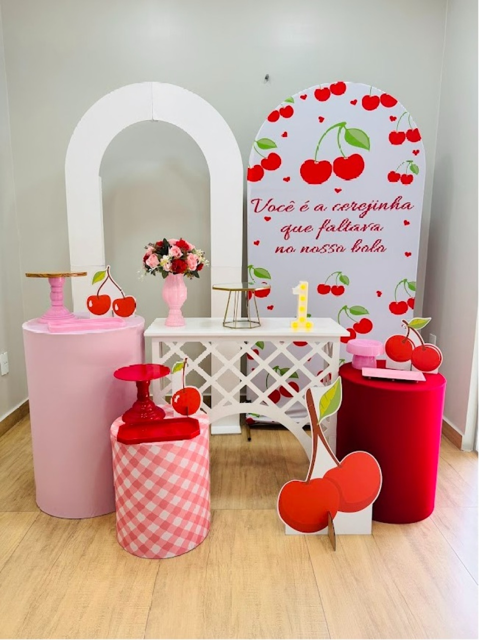 Cerejinha Composição Com Mesa Treliça E Cilindros - Felicittà Festas
