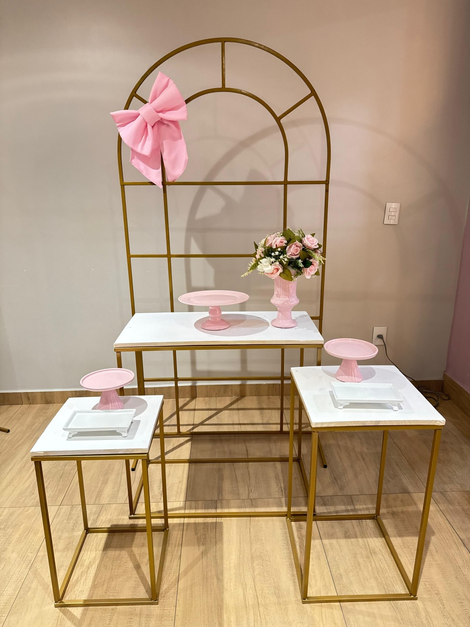 Composição Painel Janela Com Laço Rosa E Mesas de Ferro - Adulto - Felicittà Festas