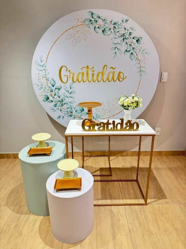 Gratidão Composição Com Mesas de Ferro E Cilindros - Felicittà Festas