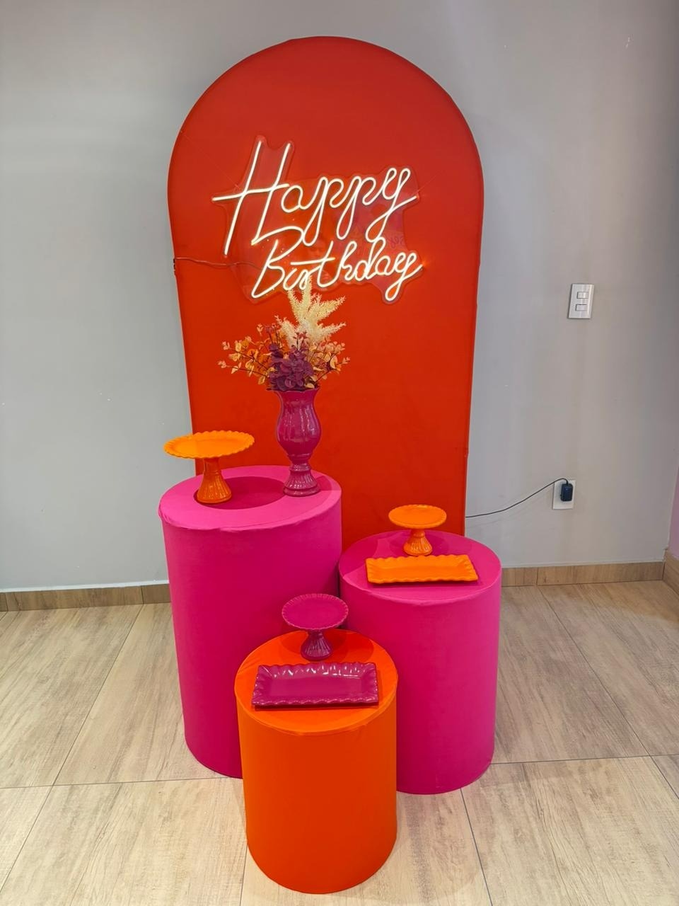 Composição Romano Laranja Com Happy de Led - Felicittà Festas