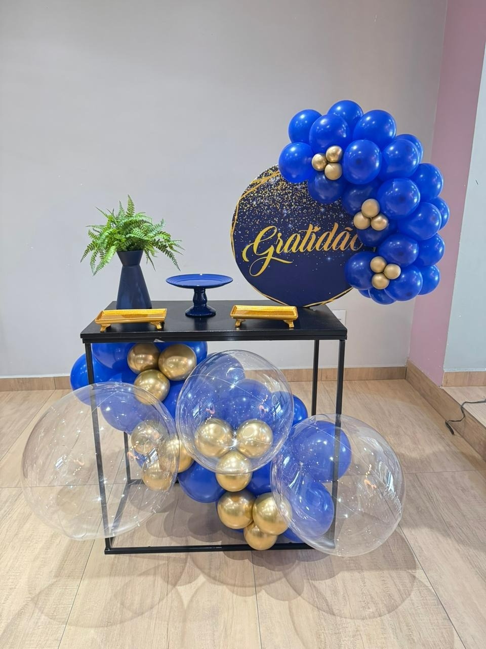 Festa Na Mesa Gratidão Azul Mesa Preta E Balões Na Mesa - Felicittà Festas