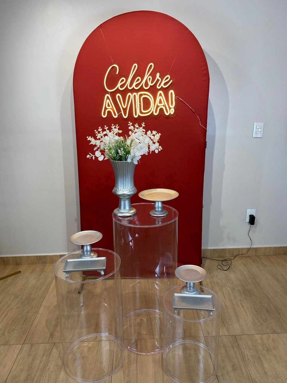 Composição Painel Vermelho E Mesas Em Acrílico Adulto/ Juvenil  - Felicittà Festas