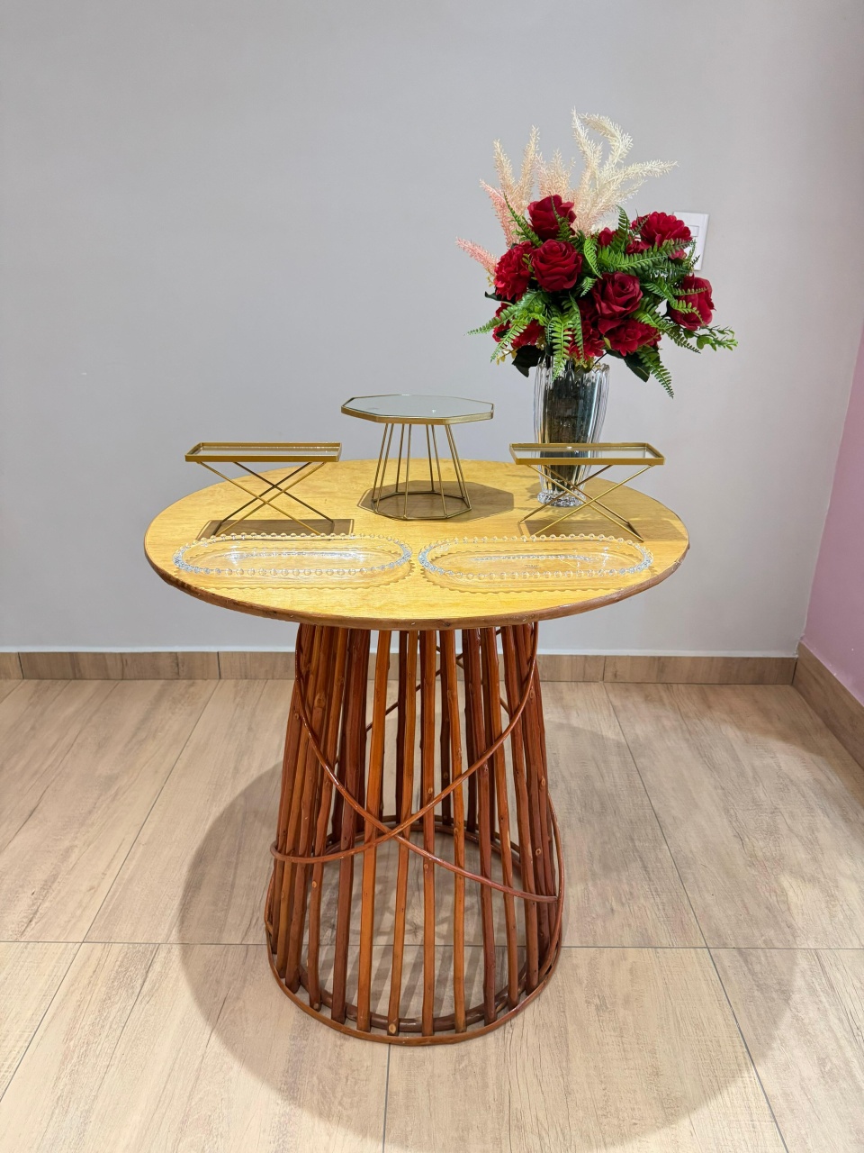 Composição Mesa de Vime Cone Com Flores Vermelhas - Felicittà Festas