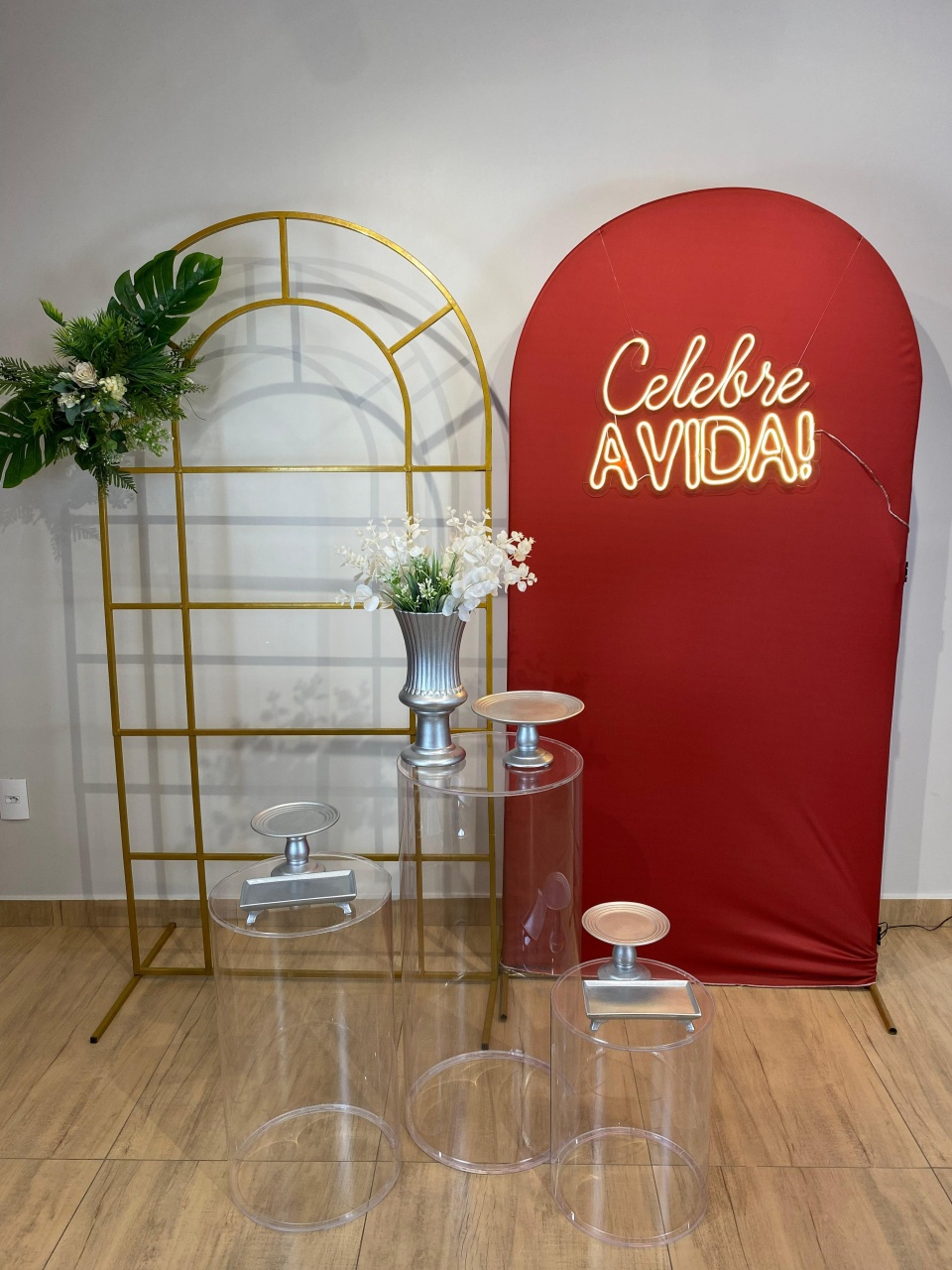 Composição Painel Vermelho E Mesas Em Acrílico 2 Painéis Adulto/ Juvenil   - Felicittà Festas