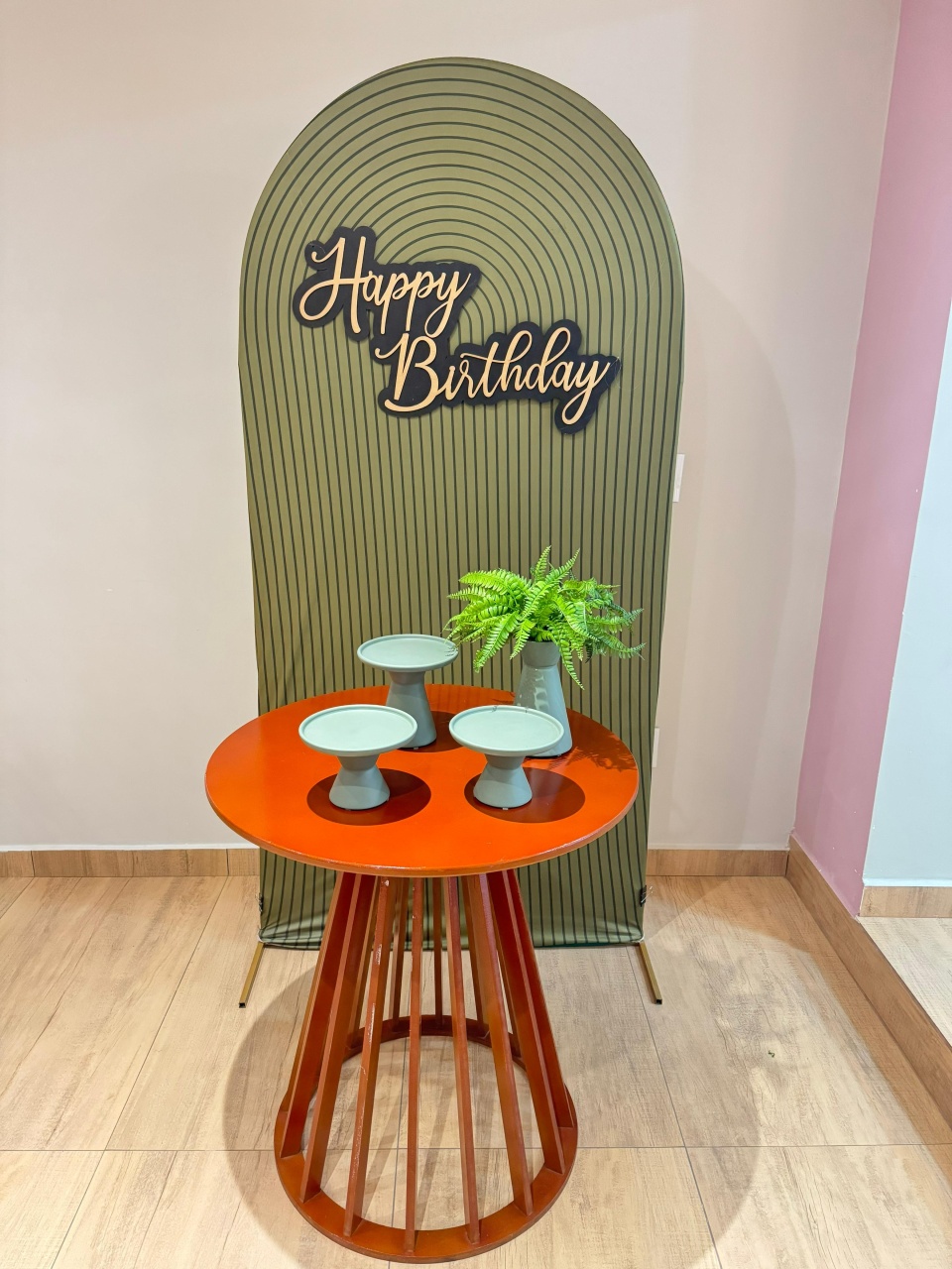 Composição Mesa Marrom Painel Verde Musgo - Felicittà Festas