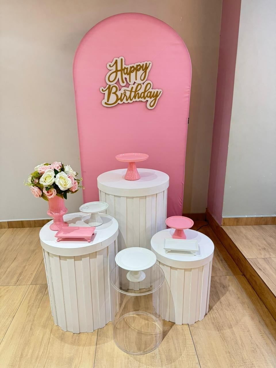 Composição Rosa Com Cilindros Ripados E Mesa Em Acrílico - Felicittà Festas