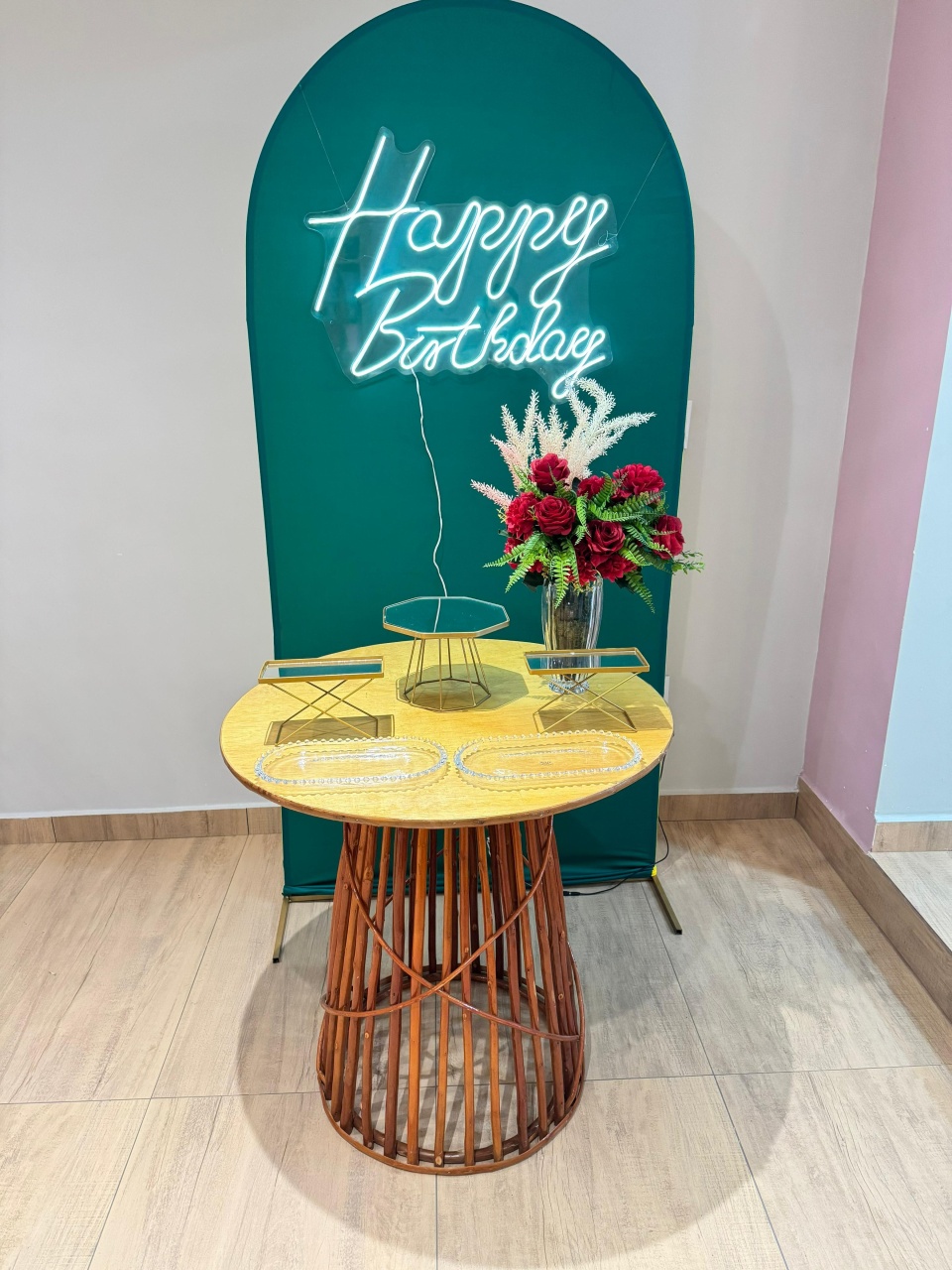Composição Mesa de Vime Cone Com Painel Verde Com Led - Felicittà Festas