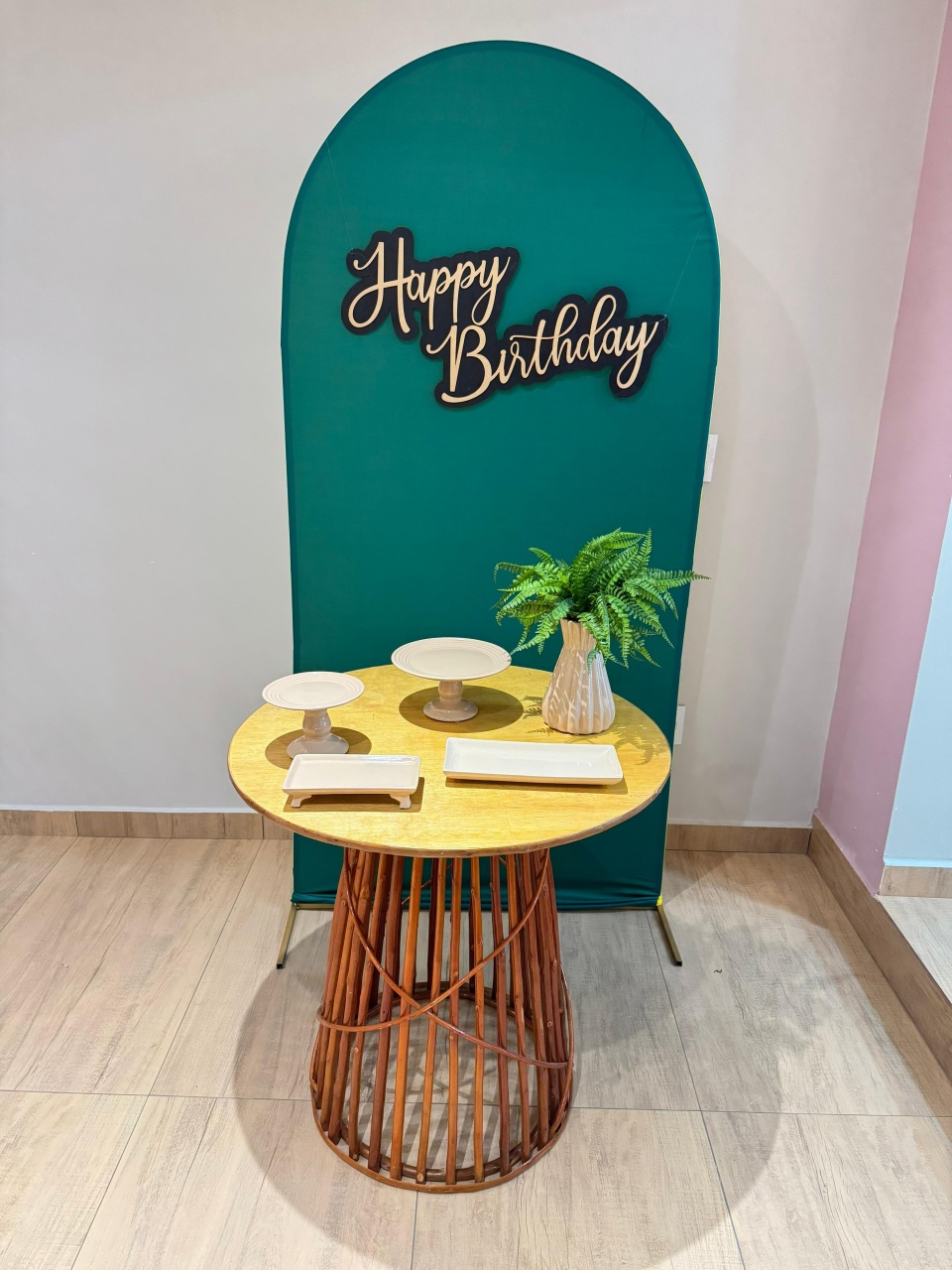 Composição Mesa de Vime Cone Com Painel Verde - Felicittà Festas