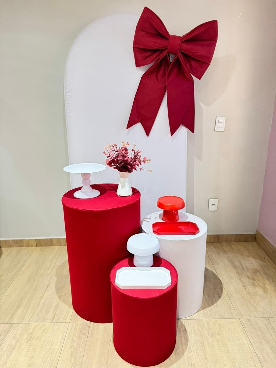 Composição Laço Vermelho Painel Romano Branco Cilindros Vermelho E Branco - Felicittà Festas