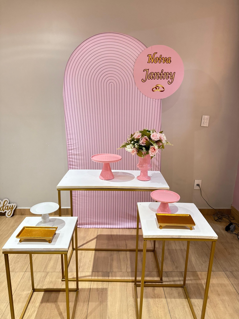 Composição Rosa Ripado  Mesas de Ferro Com Placa Personalizada 50Cm - Adulto  - Felicittà Festas