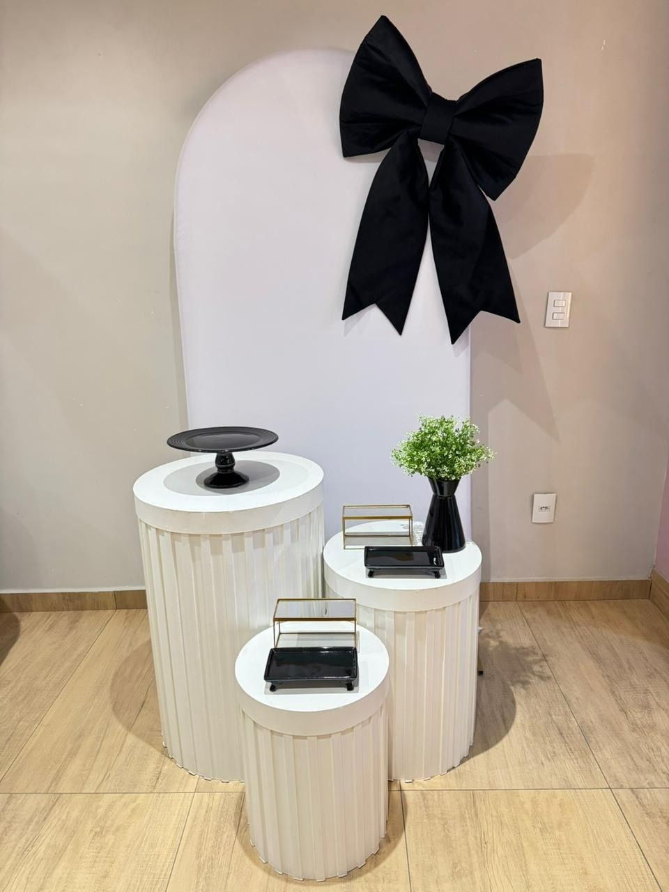 Composição Laço Preto Painel Romano Branco Cilindros Brancos Ripados - Felicittà Festas