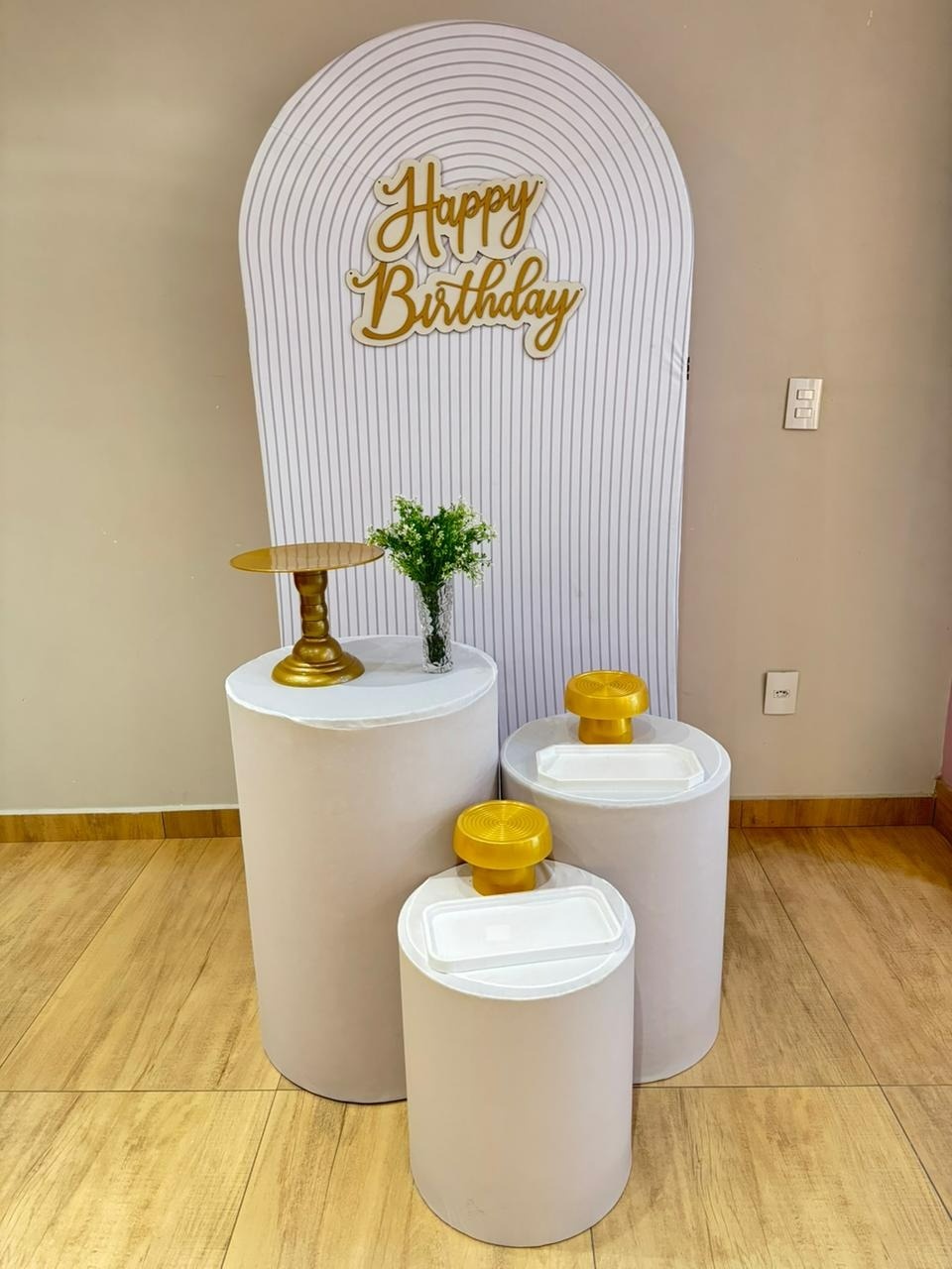 Composição Romano Branco Adulto Painel Ripado Branco - Felicittà Festas