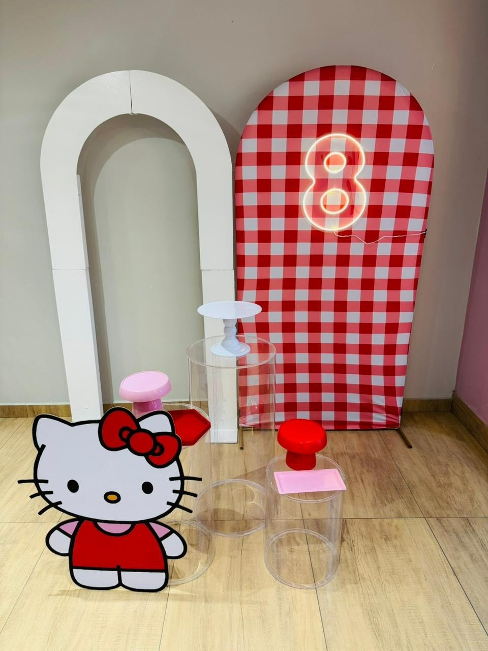 Hello Kitty Vermelha Composição Prata Com Mesas de Acrílico E 2 Painéis - Felicittà Festas