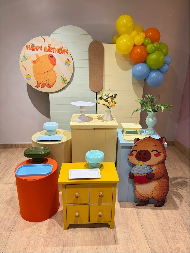 Capivara Composição Painel Degradêdê Mesas Cubo Mdf, Cilindros E Mesa P Amarela - Felicittà Festas