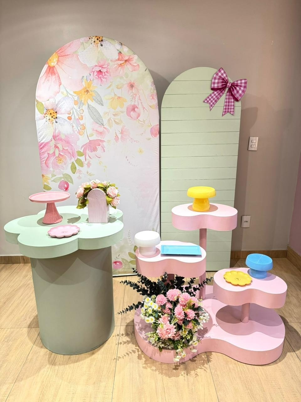 Jardim Composição Premium Com Mesa Suspensa E Cilindro Com Tampo de Flor - Felicittà Festas