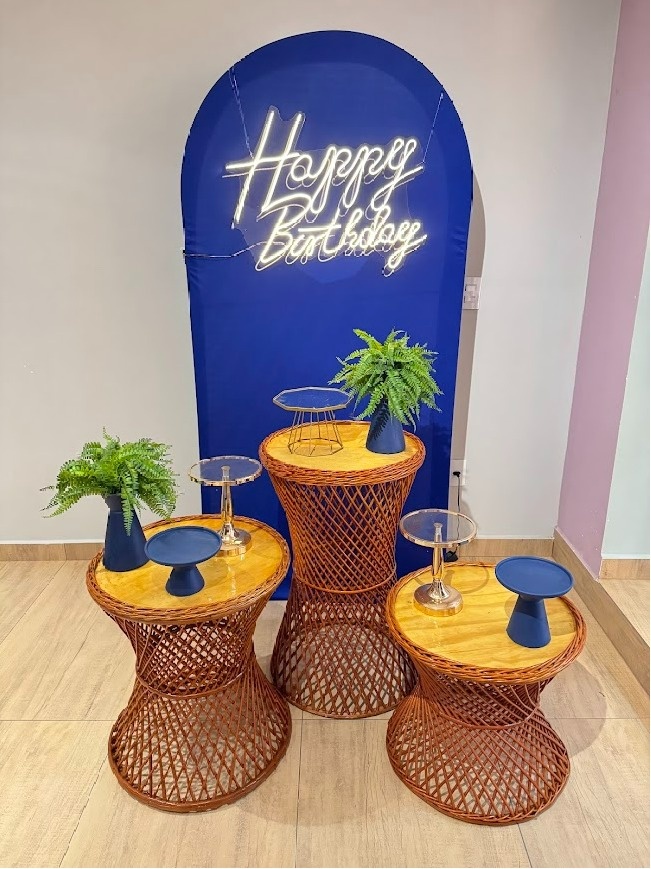 Painel Azul Com Mesas de Vime - Adulto - Felicittà Festas