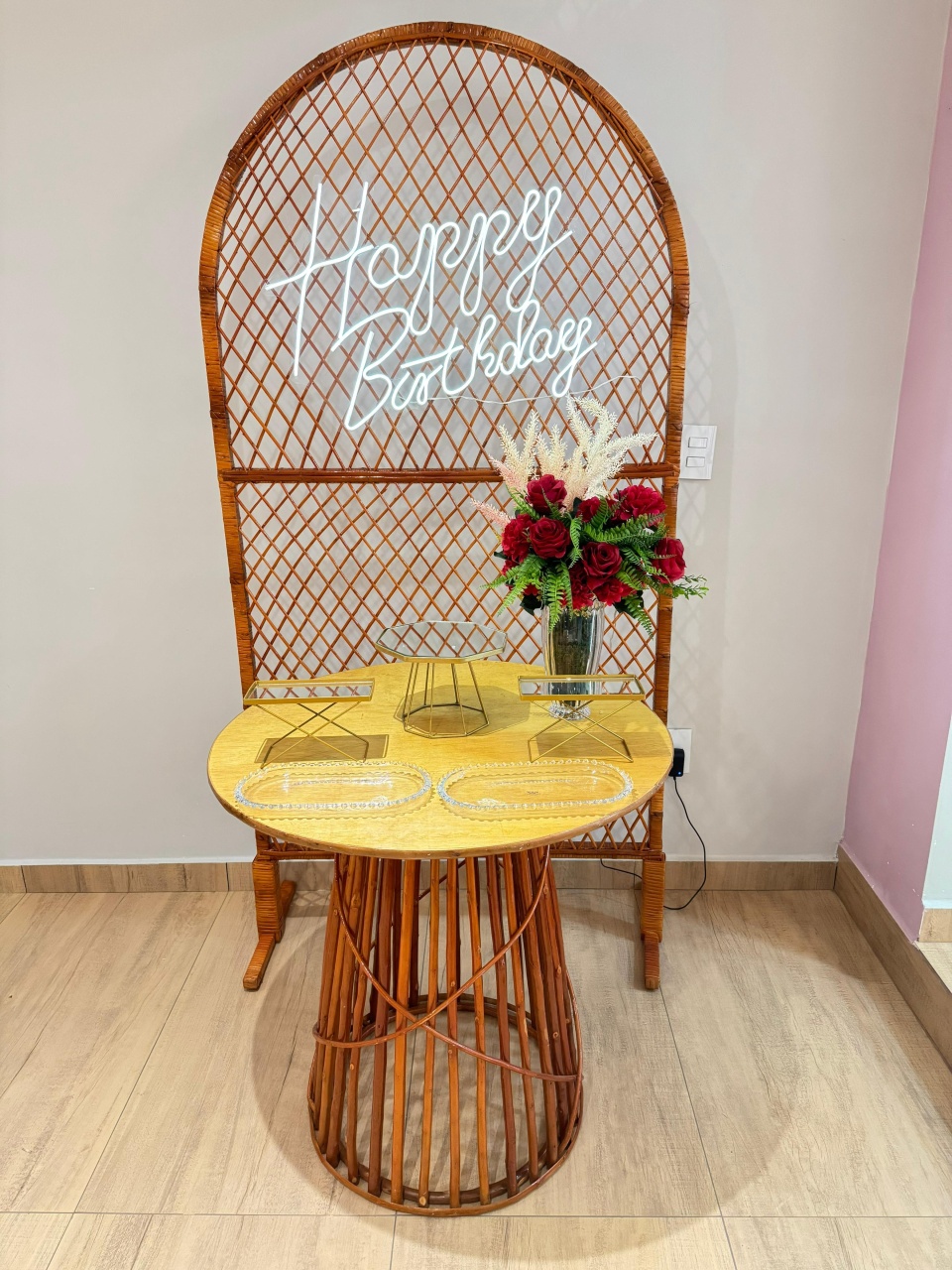 Composição Mesa Vime Cone Com Flores Vermelhas Painel de Vime Adulto - Felicittà Festas