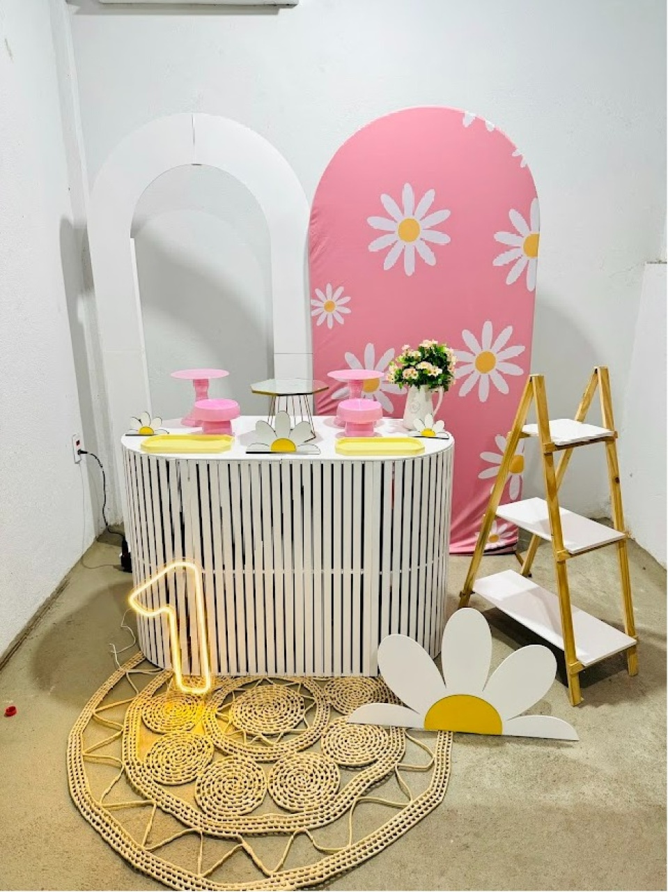 Composição Margaridas Mesa E Escadinha - Felicittà Festas