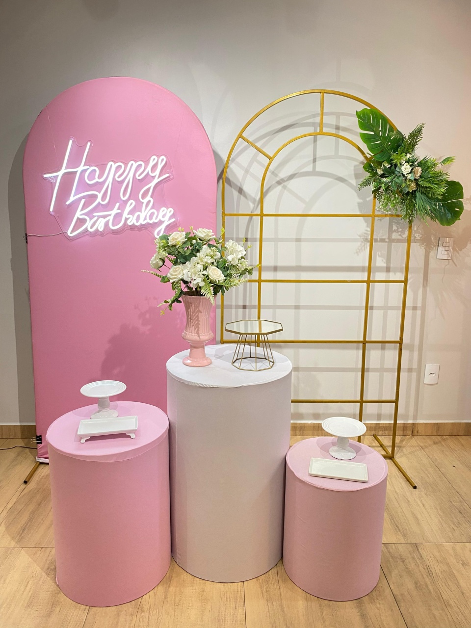 Composição Painel Rosa E Cilindros Com 2 Painéis Adulto/ Juvenil - Felicittà Festas