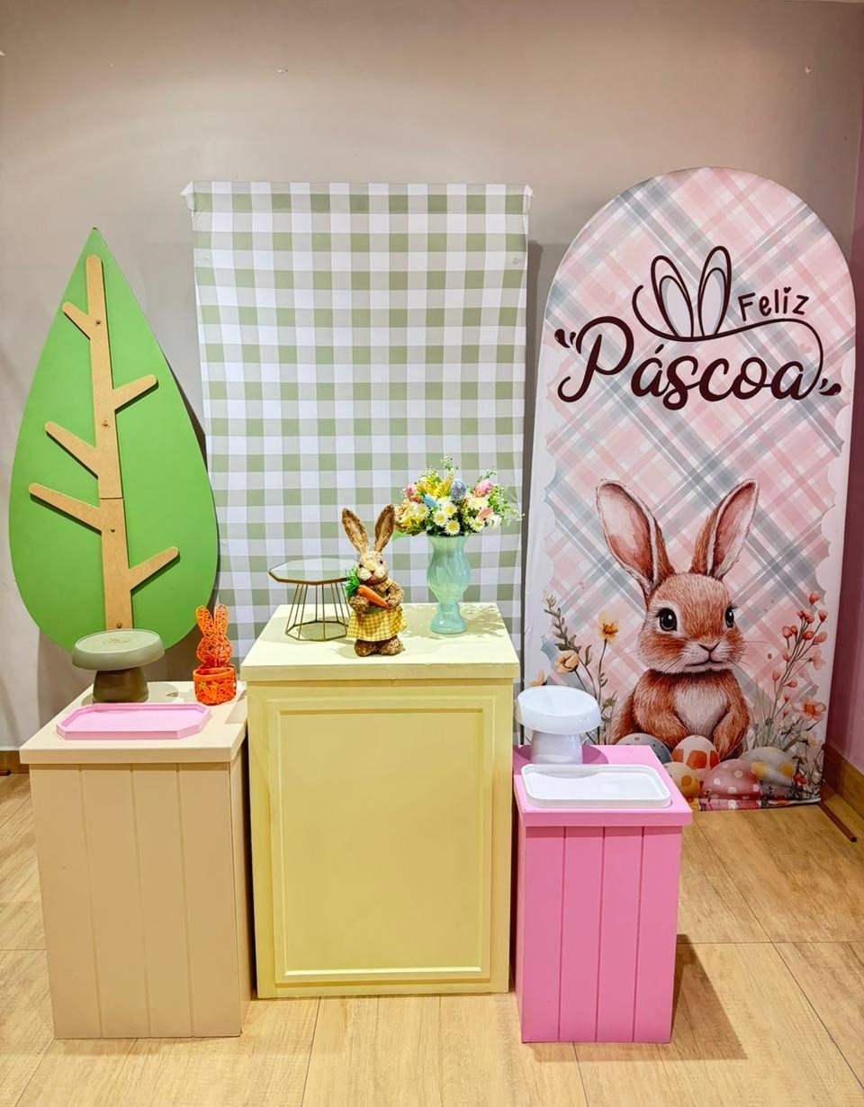 Páscoa Composição Com Painel Xadrez E Mesa Rosa - Felicittà Festas