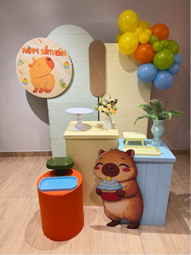 Capivara Composição Painel Degradêdê Com Mesas Cubo E Cilindro Laranja - Felicittà Festas