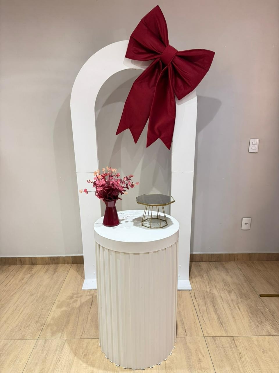 Composição Laço Vermelho Painel Vazado  Mesa Única - Felicittà Festas