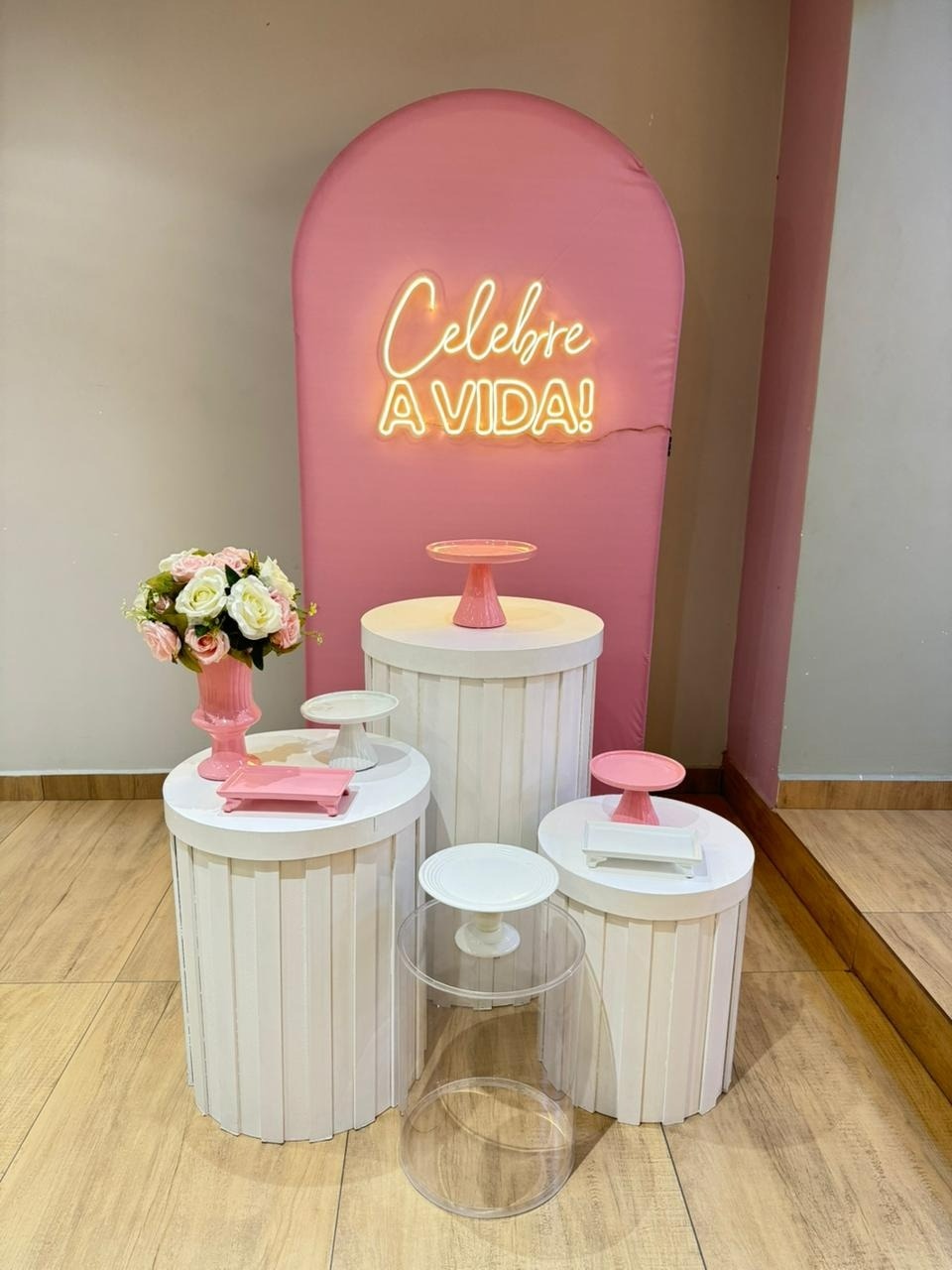 Composição Rosa Com Cilindros Ripados, Led E Mesa Em Acrílico - Felicittà Festas