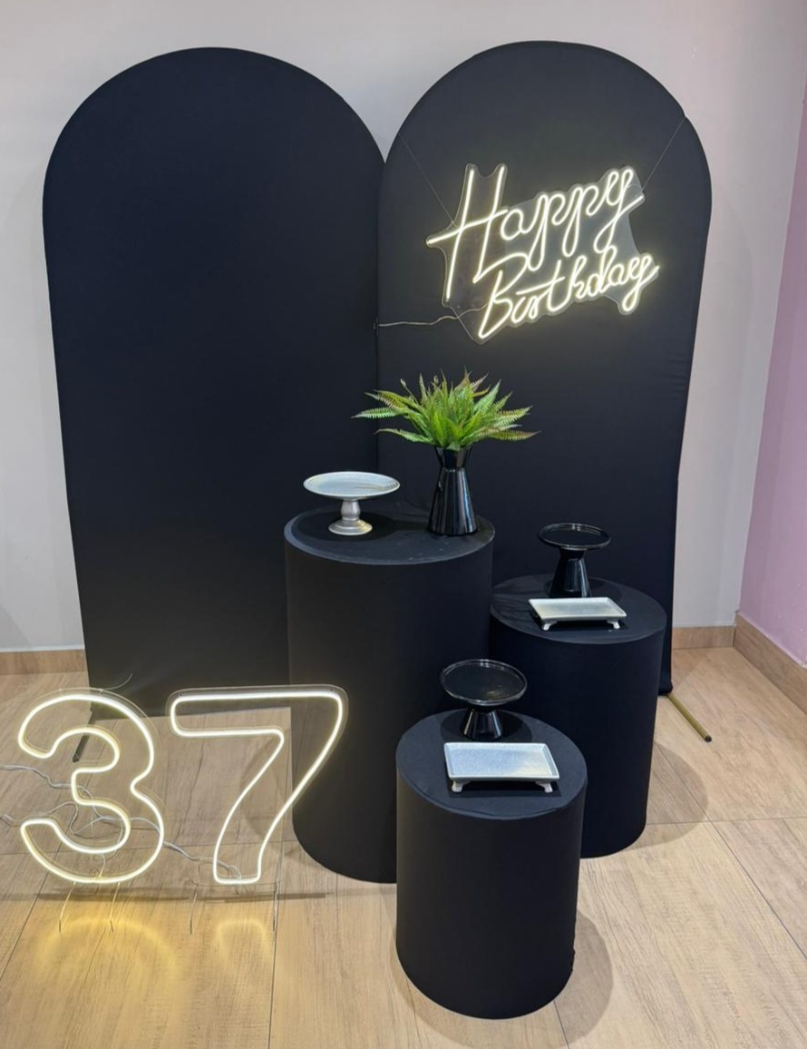 Composição Romano Black Adulto Com Mesas Cilindro - Felicittà Festas