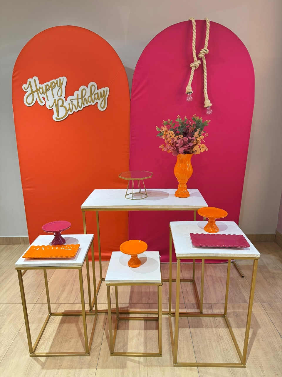 Composição Mesas de Ferro Painel Laranja Dois Painéis - Adulto - Felicittà Festas