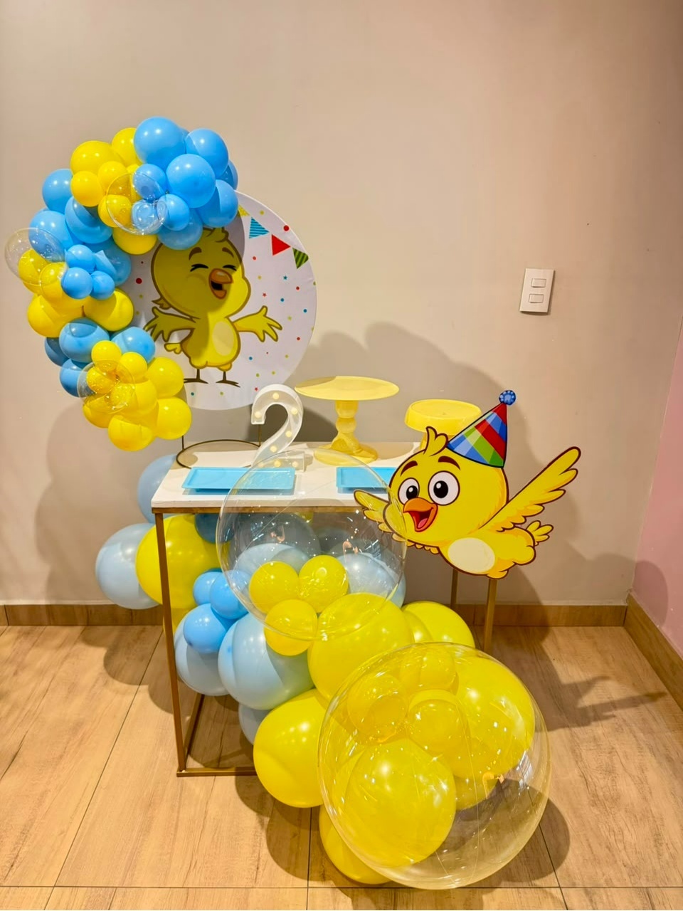Festa Na Mesa Pintinho Amarelinho Com Mesa de Ferro E Balões Orgânicos - Felicittà Festas