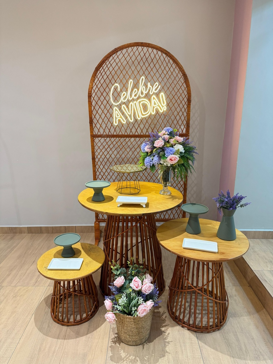 Composição Mesas Cone Com Flores Lilás Painel de Vime E Led - Felicittà Festas