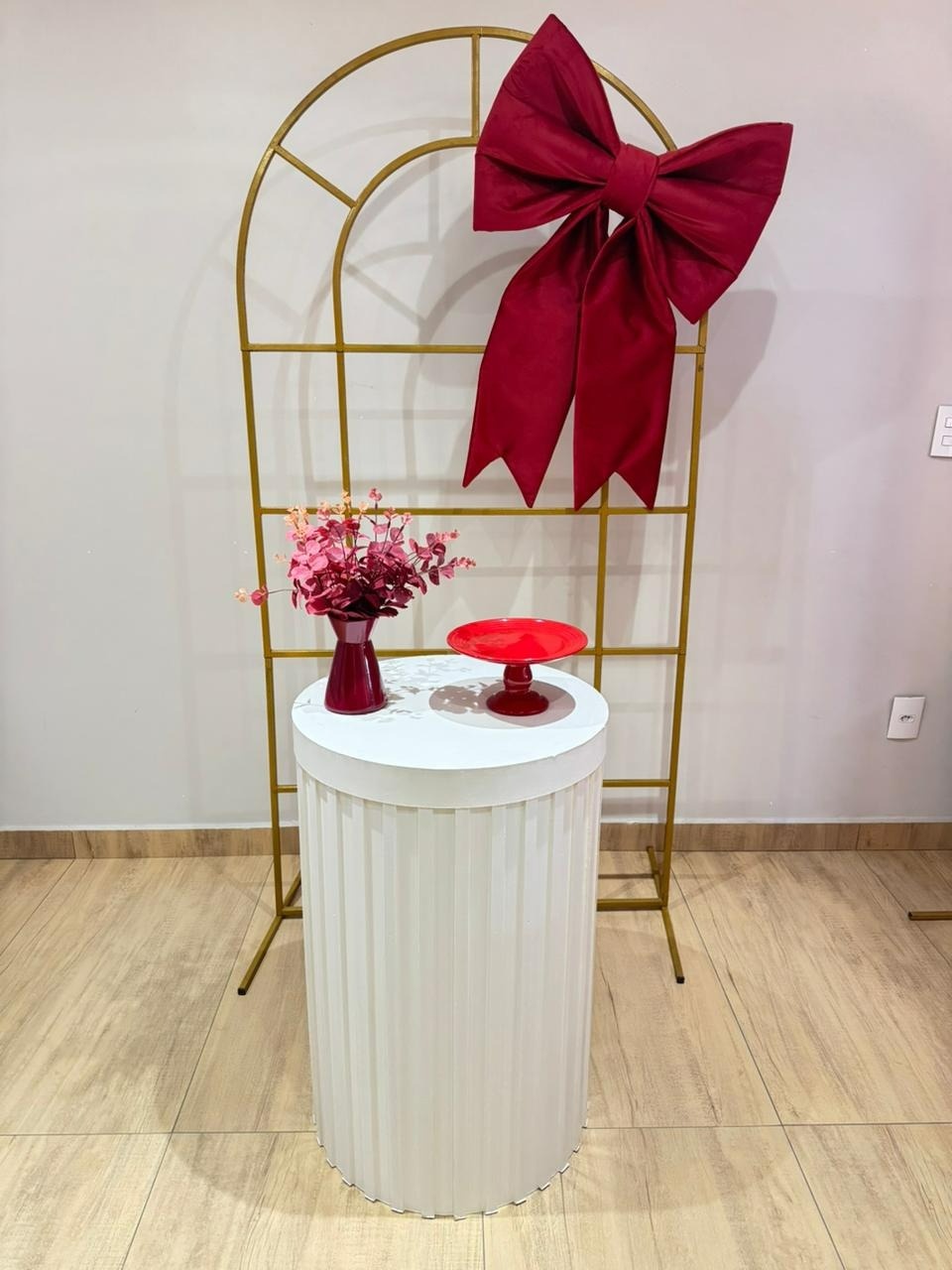 Composição Laço Vermelho Painel Janela Mesa Única - Felicittà Festas