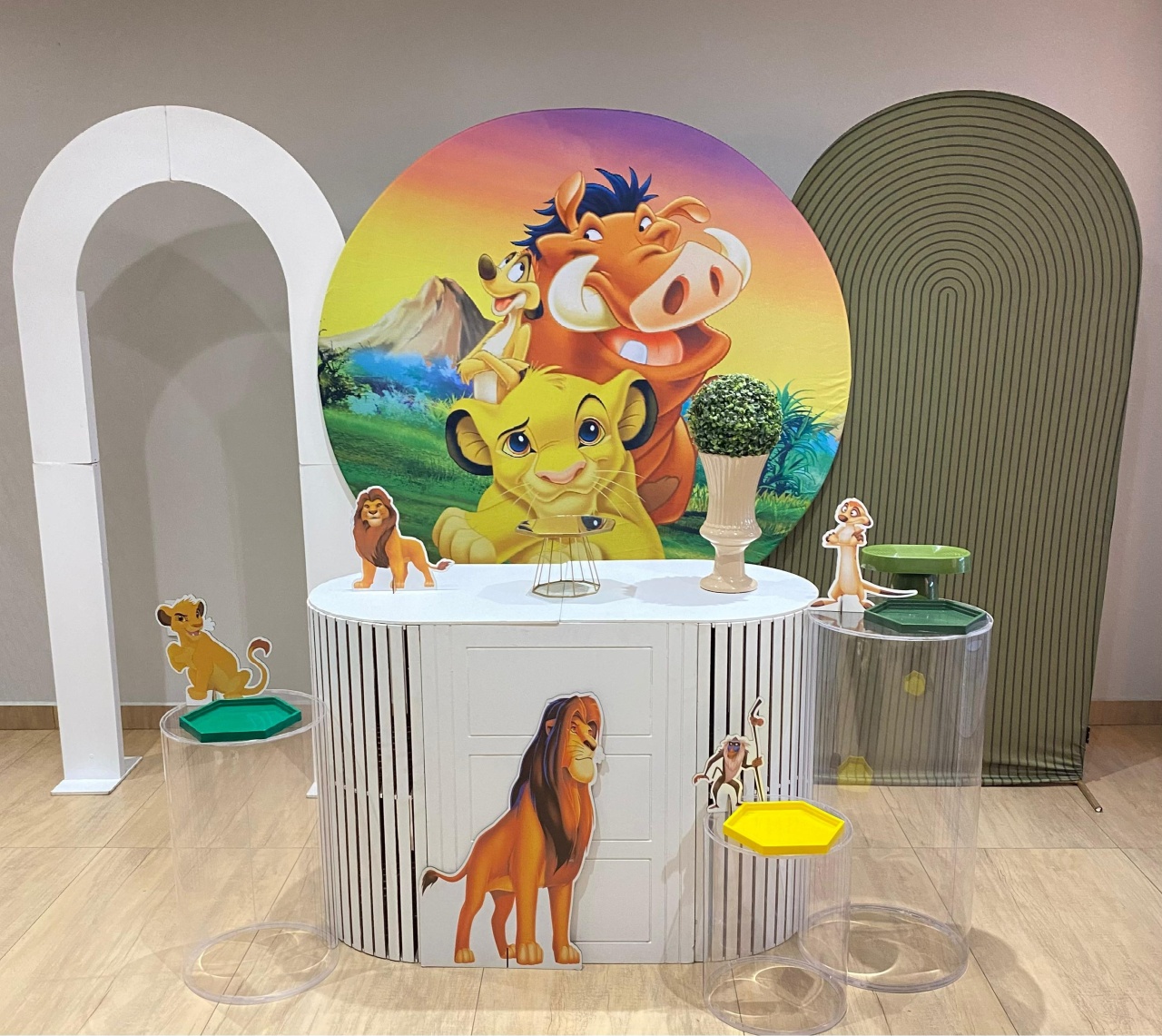 Rei Leão Diamante Especial Com Mesa Branca E Mesas Em Acrílico - Felicittà Festas