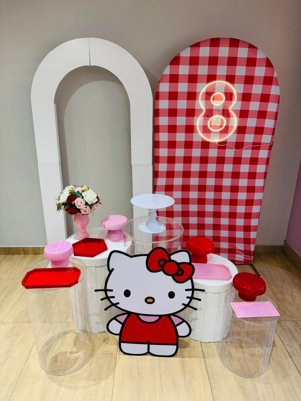 Hello Kitty Vermelha Composição Ouro Com Cilindros Ripados E Acrilicos - Felicittà Festas