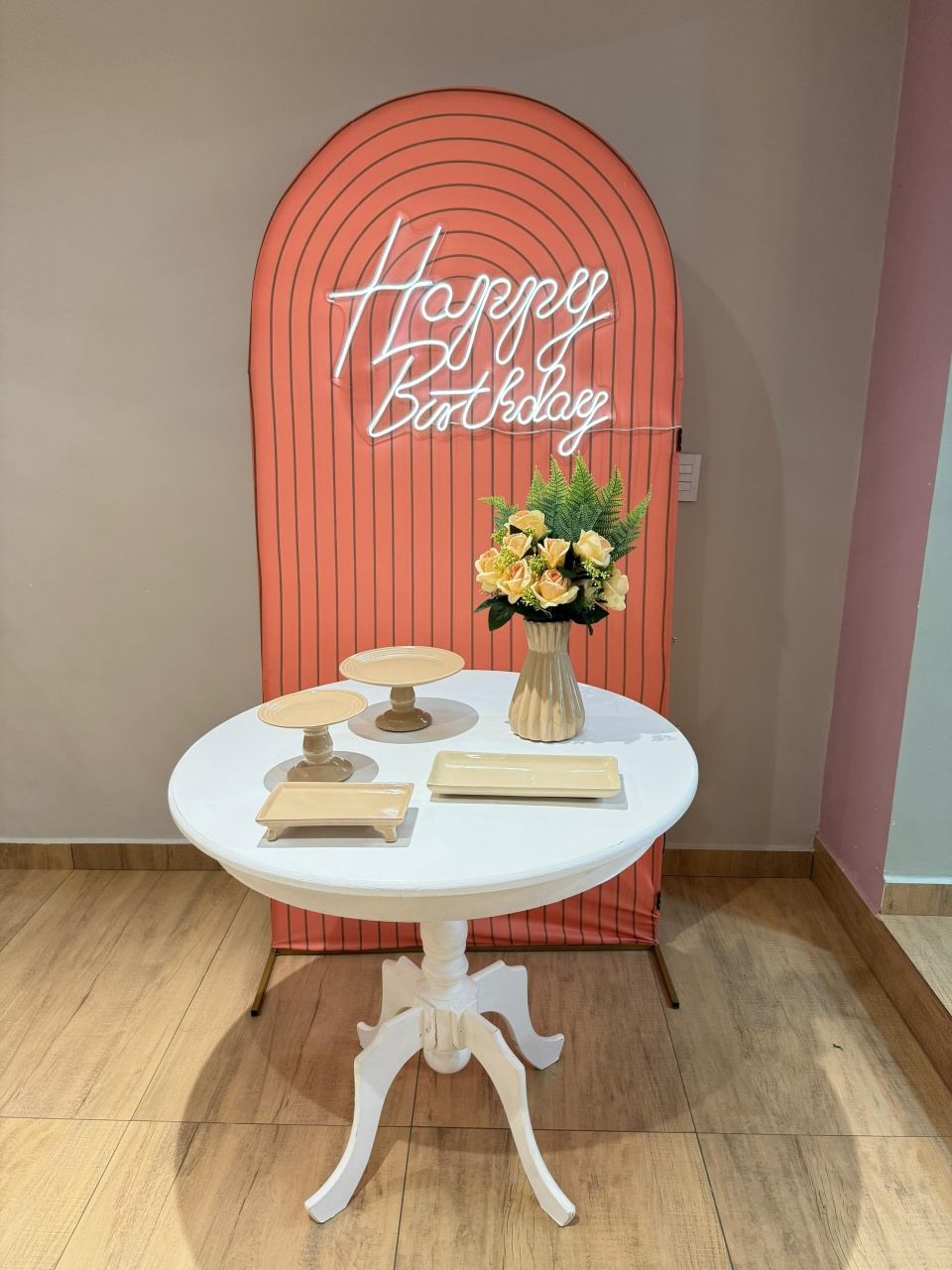 Composição Painel Salmão Mesa Branca Com Led - Felicittà Festas