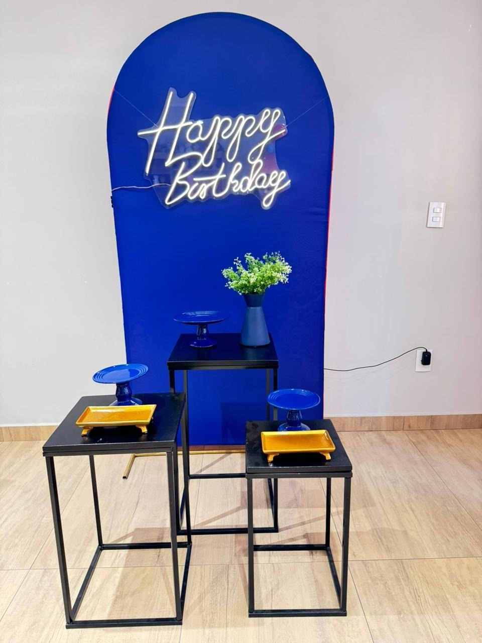 Composição Romano Azul Com Mesas de Ferro E Acessórios Em Cerâmica E Led - Felicittà Festas